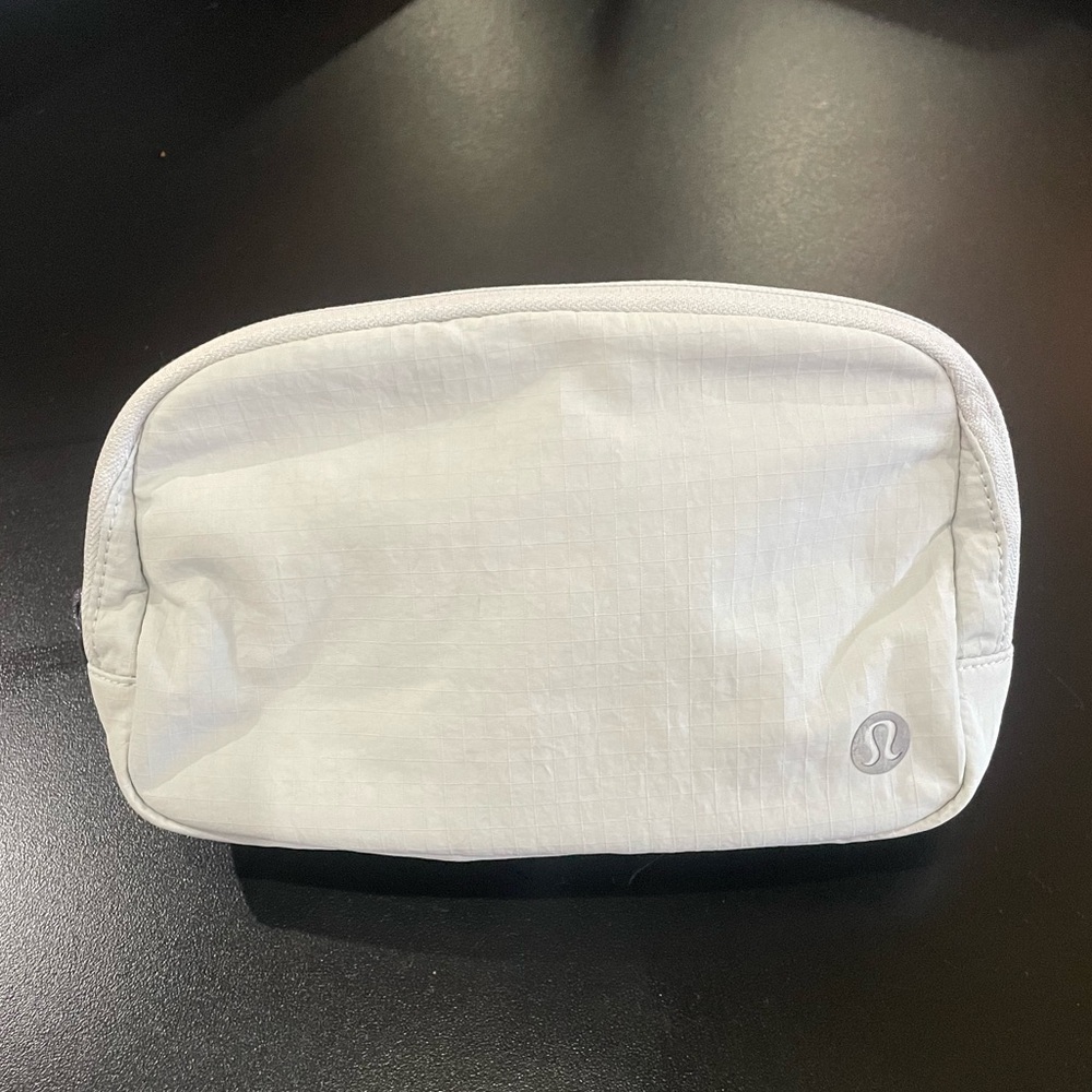 NWT- Lululemon Everywhere Belt Bag